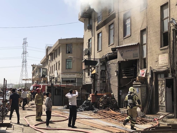 آتشسوزی در بازار آهن شادآباد مهار شد