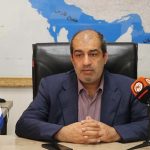 برای تهران برنامه ایی برای انتقال آب دریا نداریم / توسعه شهری غیر ضروری باید متوقف شود  سخنگوی صنعت آب با اشاره به رشد بی‌رویه جمعیت و ساخت‌وسازهای غیرضروری، راهکار اصلی مهار بحران بی آبی را مدیریت تقاضا و صرفه جویی در مصرف می‌داند و خواستار توقف توسعه شهری غیرضروری است. داوود جبلی | اکو انرژی  بحران آب در کلان‌شهرهای جهان، پدیده‌ای چندوجهی است که از عوامل طبیعی و انسانی نشأت می‌گیرد. گزارش‌ها و تحقیقات بین‌المللی معتبر، این بحران را نه تنها یک معضل محیط زیستی، بلکه یک چالش اقتصادی و اجتماعی می‌دانند. کلان‌شهرهایی در سراسر دنیا به دلیل مدیریت نادرست منابع، رشد بی‌رویه جمعیت و تغییرات اقلیمی با بحران‌های جدی آب مواجه بوده‌اند. این شهرها با راهکارهایی مانند جیره‌بندی سخت‌گیرانه، سرمایه‌گذاری در تصفیه پساب، شیرین‌سازی آب دریا و فرهنگ‌سازی مصرف، تلاش کرده‌اند تا از وقوع فاجعه جلوگیری کنند.  در ایران، تهران و سایر کلان‌شهرها نیز با چالش‌های مشابهی دست و پنجه نرم می‌کنند. گزارش‌های وزارت نیرو بر عواملی مانند فرونشست زمین ناشی از برداشت بی‌رویه آب‌های زیرزمینی، هدررفت بالای آب در شبکه‌های توزیع، و مصرف بی‌رویه در بخش‌های مختلف (به‌ویژه کشاورزی) تأکید دارند. راه‌حل‌های پیشنهادی شامل بازنگری در سیاست‌های توسعه شهری، اصلاح الگوهای مصرف و اجرای طرح‌های نوین مدیریت آب است. این بحران نیازمند رویکردی جامع و چندبخشی است که فراتر از تأمین صرف آب، به مدیریت پایدار و یکپارچه منابع بپردازد.   سخنگوی صنعت آب با اشاره به رشد بی‌رویه جمعیت و ساخت‌وسازهای غیرضروری، راهکار اصلی مهار بحران بی آبی را مدیریت تقاضا و صرفه جویی در مصرف می‌داند و خواستار توقف توسعه شهری غیرضروری است.  1757881620_عیسی-بزرگ-زاده-سخنگوی-صنعت-آب  چالش‌های آب در پایتخت؛ از نمک‌زدایی تا مدیریت جمعیت  عیسی بزرگ‌زاده، سخنگوی صنعت آب کشور، در گفت‌وگوی اختصاصی با اکو انرژی، با تأکید بر اینکه تنها راه‌حل بحران آب در تهران و البرز انتقال آب نیست، به ابعاد پیچیده این موضوع پرداخت. او تصریح کرد: در تهران برنامه ایی برای انتقال آب دریا نداریم.  بزرگ‌زاده با اشاره به ظرفیت‌های موجود برای تأمین آب گفت: انتقال آب از بخشهای مختلف و مشخص شده در حال انجام است، اما این موضوع اصلی نیست و تنها انتقال آب با این حجم جمعیت چاره‌ساز نیست و باید به سمت صرفه‌جویی و مدیریت صحیح مصرف قدم برداریم.  کاهش مصرف و مدیریت ساخت‌وساز  سخنگوی صنعت آب با اشاره به نیاز به مدیریت تقاضا، گفت: مصرف آب زیرزمینی در تهران باید حداقل ۳۰ درصد کاهش یابد. همچنین، سطوح کشاورزی در تهران و البرز نیز باید کم شود.  وی در ادامه، مدیریت جمعیت و ساخت‌وساز را از مهم‌ترین راهکارها دانست و افزود: باور می‌کنید در همین تهران سالی ۴۰۰ هزار نفر به جمعیت اضافه می‌شود؟ این به اندازه یک شهر متوسط بزرگ است. چگونه می‌توانید با این روند آب مورد نیاز را تأمین کنید؟  او تأکید کرد: اصلاحات مهمی در بخش‌های دیگر، از جمله توسعه شهری و آپارتمان‌سازی، باید صورت گیرد، هرچند در بخش آب نیز کارهای مهمی باید انجام شود؛ از جمله استفاده بهتر از تکنولوژی و فرهنگ‌سازی.  ضرورت فرهنگ‌سازی و استفاده از فناوری  بزرگ‌زاده به مقایسه‌ای جالب اشاره کرد و گفت: .در اروپا میزان حجم بارش و ذخایر آبی سه تا چهار برابر ایران است، اما مصرف آن به مراتب پایین‌تر است و مدیریت بهتری صورت می‌گیرد. این موضوع یک عادت مهم است و باید با مصرف بهینه در شهرهای کشور، به‌ویژه کلان‌شهرها، و تکیه بر به‌روزرسانی تکنولوژی‌ها در مصرف آب، به شکلی تدبیرشده پیش برویم.  او در ادامه به اهمیت هماهنگی در اجرای راهکارها اشاره کرد و اظهار داشت: روش‌های تأمین، کار فرهنگی و استفاده بهتر از منابع، و مدیریت مصرف و تقاضا، باید با یکدیگر هماهنگ شوند.  تعهد به قانون و زیست‌بوم  بزرگ‌زاده توسعه بی‌رویه تهران و دیگر کلان‌شهرها را یکی از دلایل اصلی کاهش منابع آبی بیان کرد و گفت: ساخت‌وسازهای بی‌رویه باعث شده تا روند مصرف آب به صورت تصاعدی افزایش یابد و مدیران شهری، به‌ویژه در تهران، باید از دادن مجوزهای توسعه و ساخت‌وسازهای غیرضروری تا جایی که امکان دارد، خودداری کنند.  او در پایان، همکاری نهادهای تأثیرگذار، به‌ویژه شهرداری تهران را در تحقق اهداف دولت مورد بحث قرار داد و گفت: کشور ما با قانون اداره می‌شود و نظام تصمیم‌سازی و تصمیم‌گیری دارد. ما در مقام کارشناسی و تا جایی که در حیطه مسئولیت وزارت نیرو است، وظایفمان را انجام داده‌ایم و باز هم انجام می‌دهیم. نهادهایی مانند شهرداری تهران هم ملزم هستند از قانون تبعیت کرده و به آن احترام بگذارند.  وی در نهایت بر لزوم پایبندی به دو اصل مهم تأکید کرد: پایبندی به قانون و وفاداری به زیست‌بوم ایران دو اصل مهم در حفظ کشور از مخاطرات کنونی هستند.