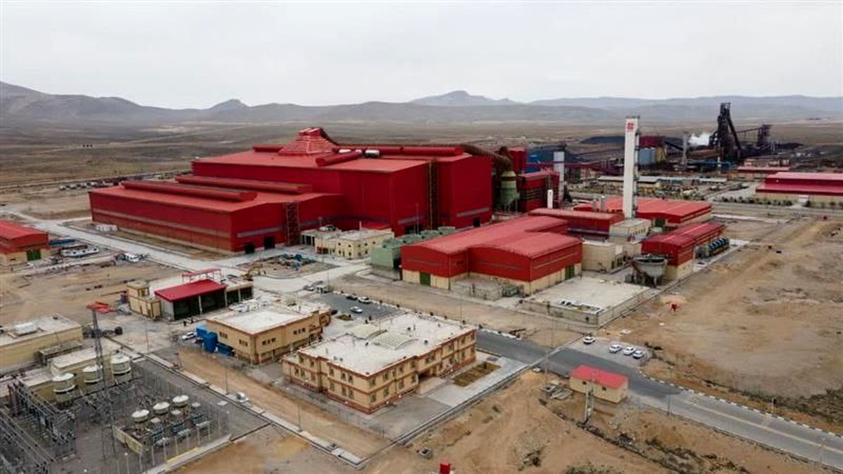 ثبت رکورد جدید در فولاد سفیددشت؛ تولید ۸ ذوب متوالی تختال برای نخستین بار